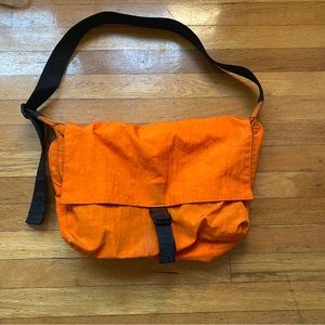 BAGGU Orange Messenger sport bag